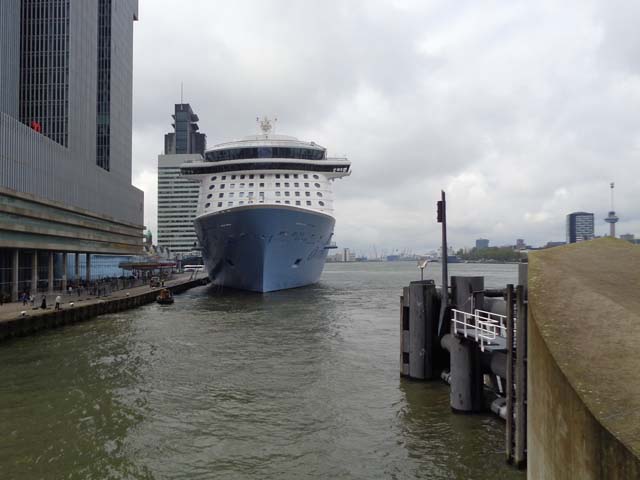 Cruiseschip ms Ovation of the Seas van Royal Caribbean International aan de Cruise Terminal Rotterdam